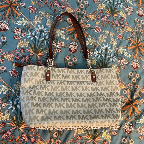 Michael Kors Jet Setter Purse - Picture 5 of 14